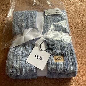 UGG beautiful and very soft throw new(no offer please)